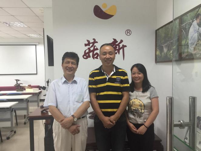 王強(qiáng)老師、菇新創(chuàng)始人顧越峰、李總合影