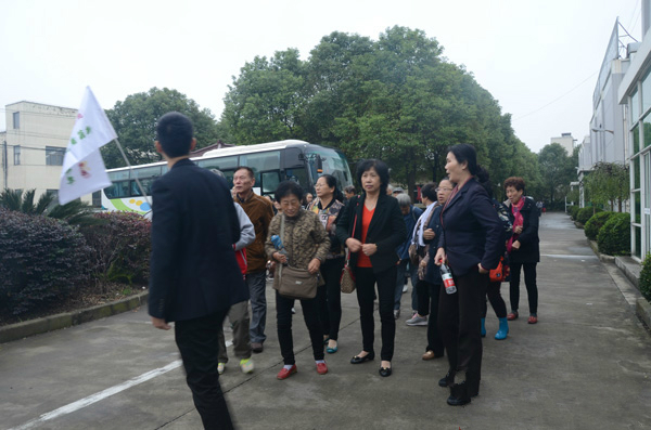 自治理事會團(tuán)隊(duì)到達(dá)大漢GMP加工廠