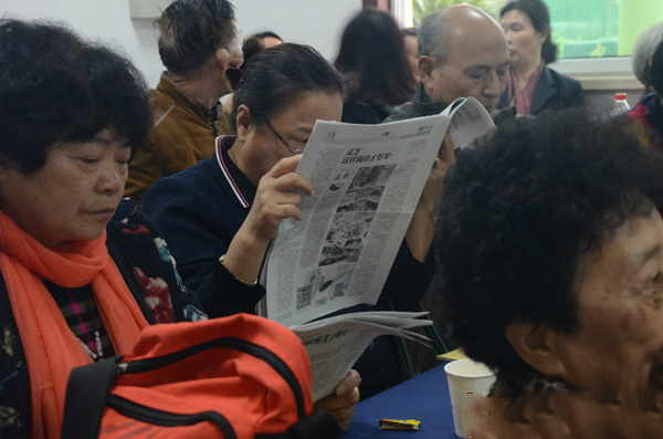 理事會成員在休息期間 閱讀 大漢《健康時(shí)報(bào)》